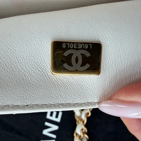 CHANEL Quilted White Shoulder Bag with Gold Hardware - Picture 13 of 16